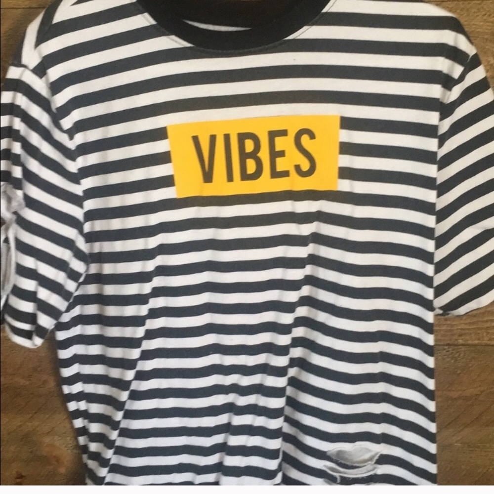 VIBES tee